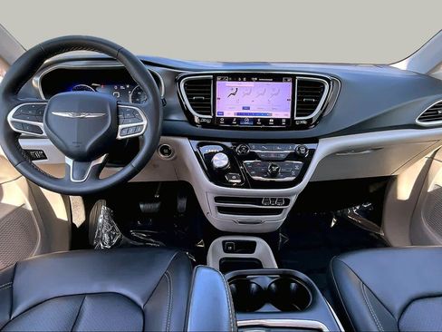 Used 2023 Chrysler Pacifica Touring-L FWD image 15