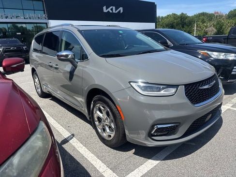 Used 2021 Chrysler Pacifica Limited AWD/4WD image 1