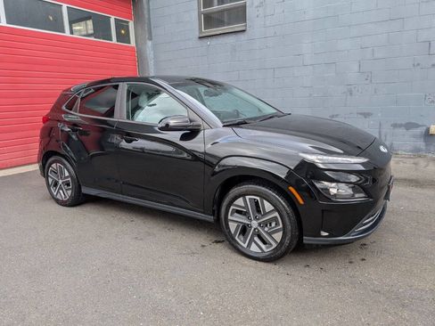 Used 2023 Hyundai Kona SE image 1