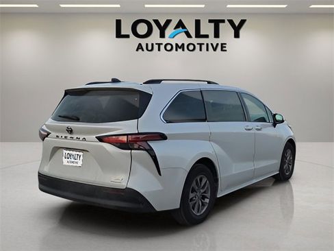 Used 2022 Toyota Sienna XLE image 5