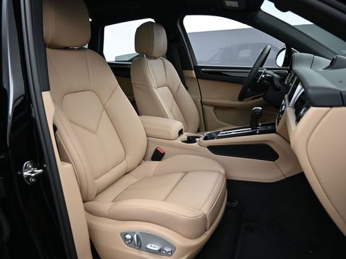 Used 2025 Porsche Macan AWD/4WD image 30