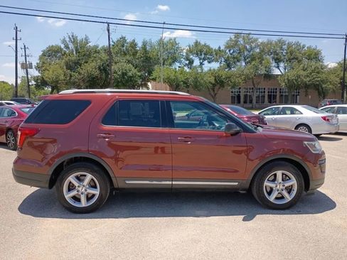 Used 2018 Ford Explorer XLT FWD image 6