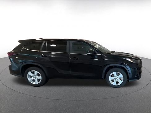 Used 2025 Toyota Highlander LE FWD image 15