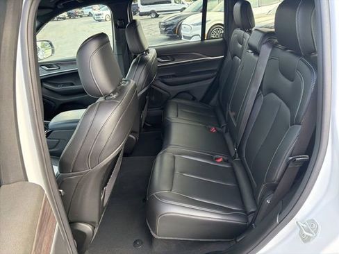 Used 2025 Jeep Grand Cherokee Limited image 20