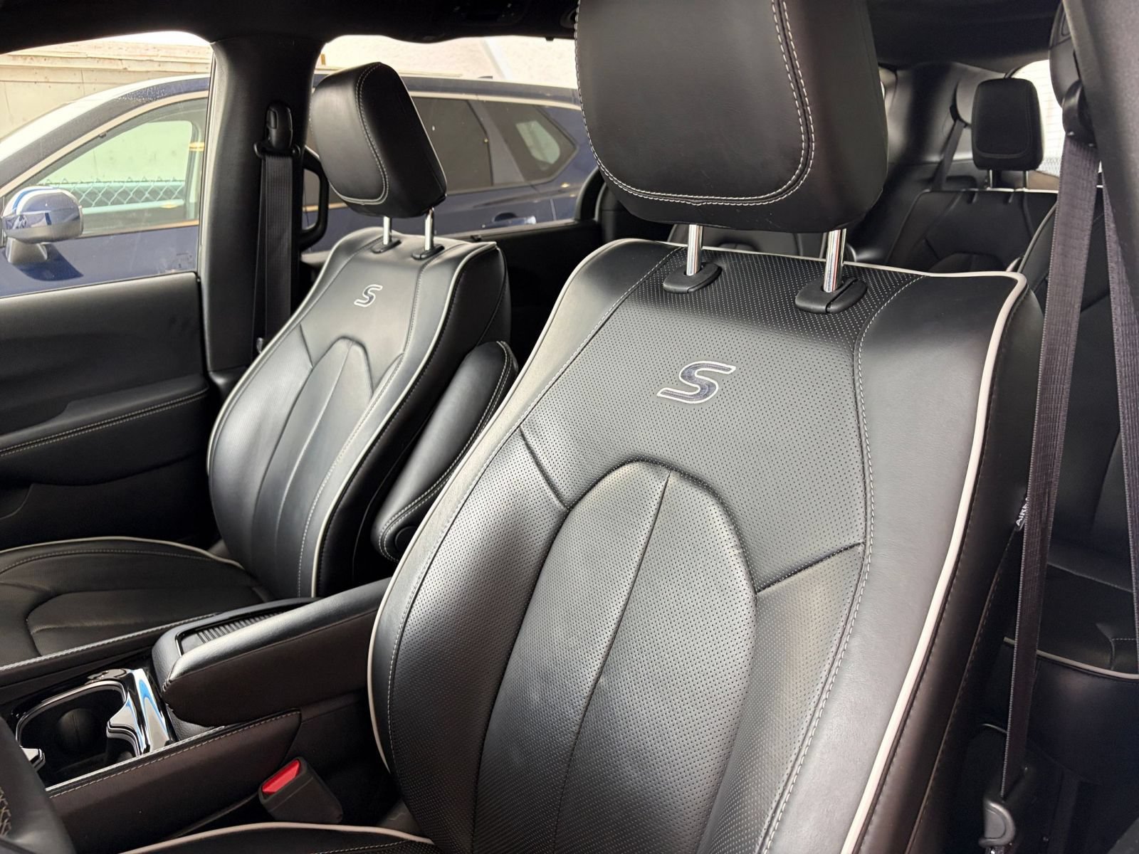 Used 2025 Chrysler Pacifica Limited FWD image 39