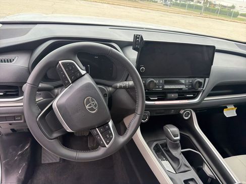 Used 2025 Toyota Grand Highlander AWD image 13