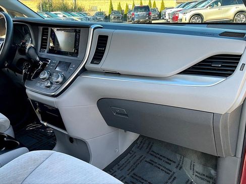 Used 2017 Toyota Sienna LE image 26