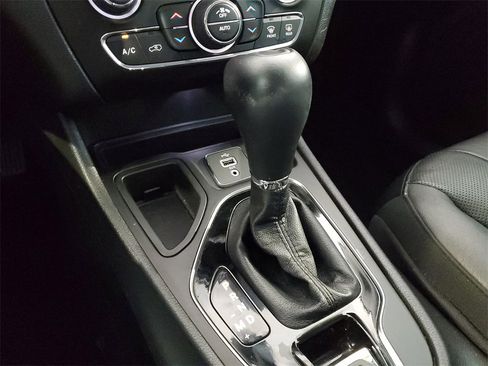 Used 2019 Jeep Cherokee Limited w/ Luxury Group image 22