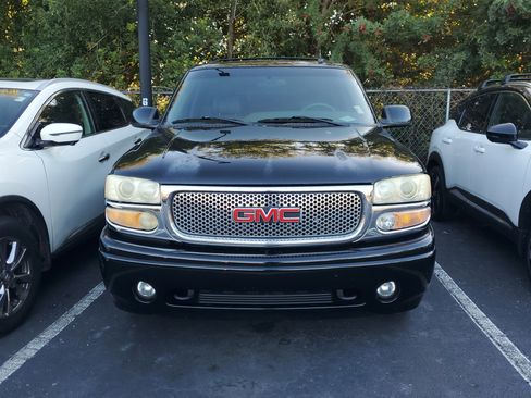 Used 2002 GMC Yukon Denali image 2