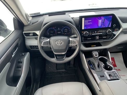 Used 2023 Toyota Highlander Platinum image 18