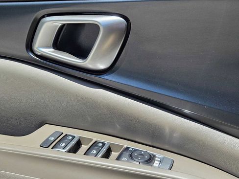 Used 2025 Kia Carnival FWD image 25