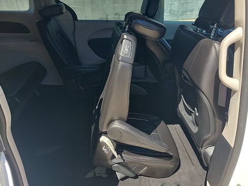 Used 2024 Chrysler Pacifica Touring-L FWD image 39