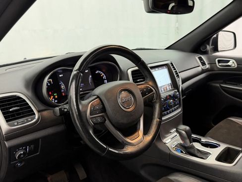 Used 2018 Jeep Grand Cherokee Altitude AWD/4WD image 11
