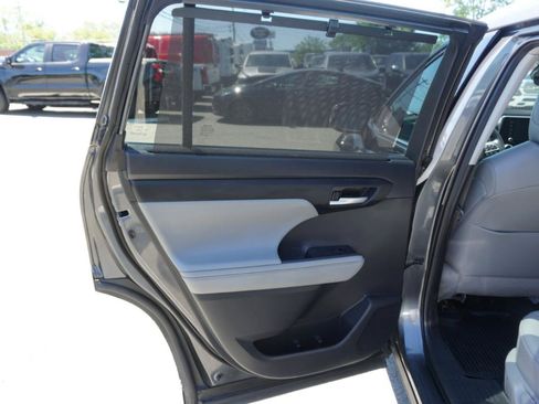 Used 2021 Toyota Highlander XLE AWD/4WD image 15