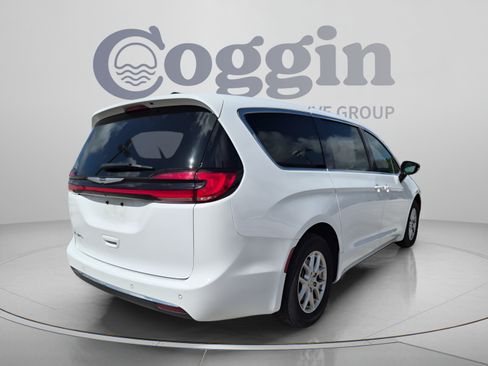 Used 2025 Chrysler Pacifica Select FWD image 6