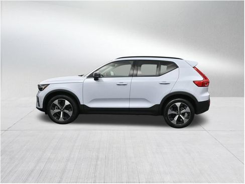 Used 2024 Volvo XC40 B5 Plus w/ Climate Package AWD/4WD image 2