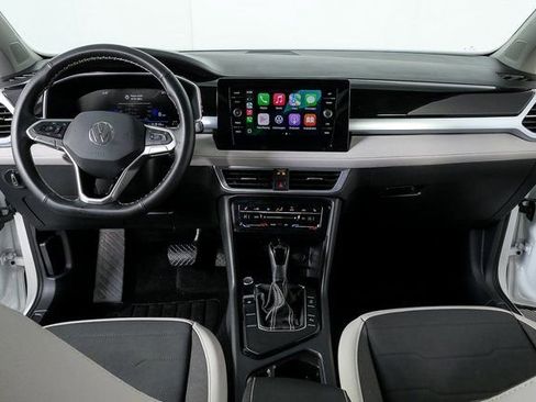 Certified 2025 Volkswagen Taos SE image 12