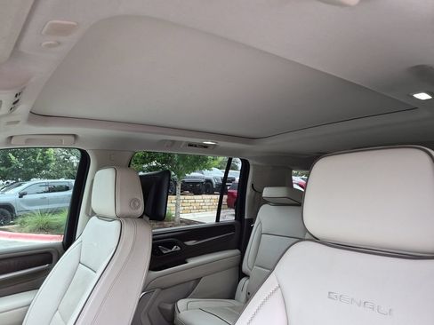 Used 2021 GMC Yukon XL Denali w/ Denali Premium Package AWD/4WD image 31