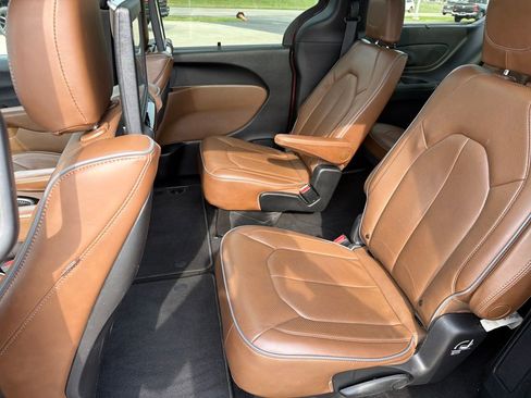 Used 2021 Chrysler Pacifica Limited w/ Uconnect Theater Family Group image 29