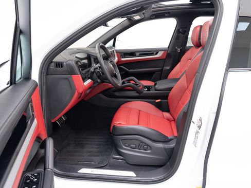 Used 2025 Porsche Cayenne S image 18