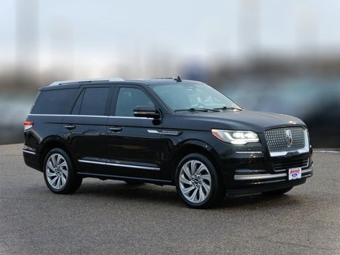 Used 2024 Lincoln Navigator Premiere image 1