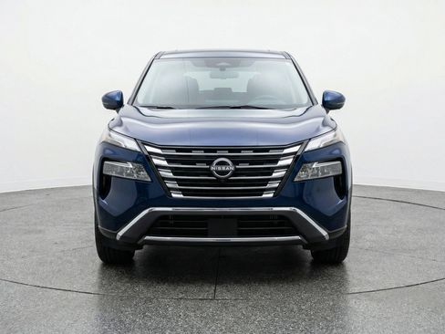 Used 2025 Nissan Rogue SV image 2