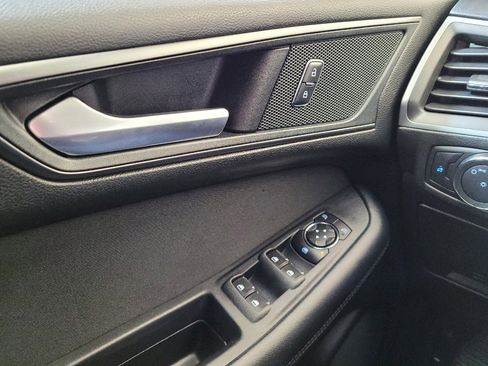 Used 2018 Ford Edge SE image 27