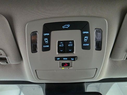 Used 2024 Toyota Sienna XLE FWD image 38