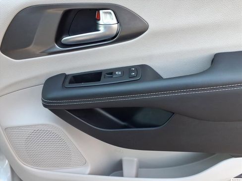 Certified 2024 Chrysler Pacifica Touring-L image 22