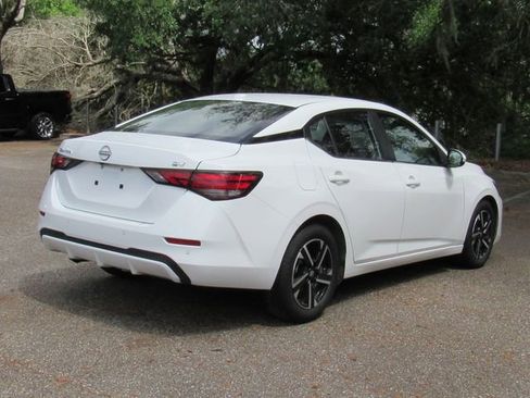 Used 2024 Nissan Sentra SV image 3