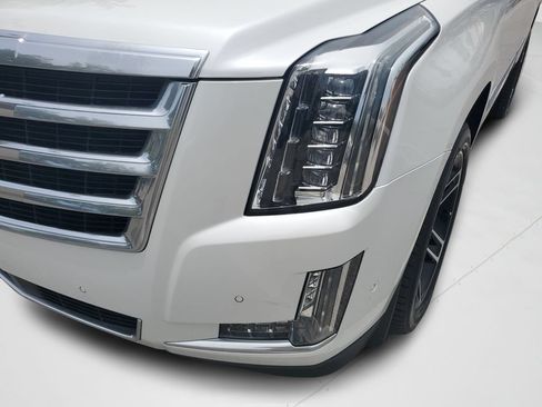 Used 2020 Cadillac Escalade Premium Luxury RWD image 27