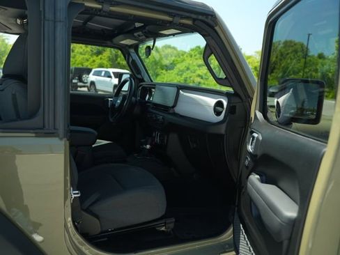 Used 2025 Jeep Wrangler Sport AWD/4WD image 17
