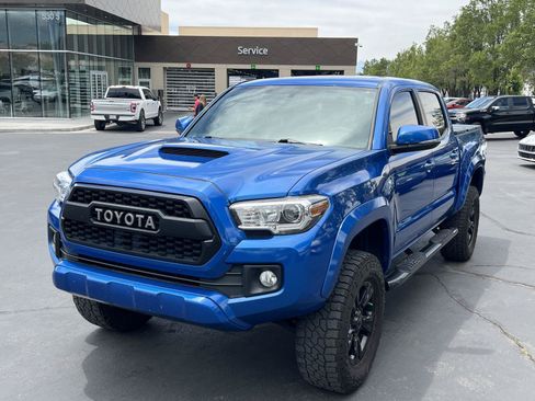 Used 2017 Toyota Tacoma TRD Sport AWD/4WD image 2