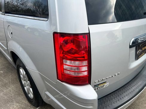 Used 2009 Chrysler Town & Country LX image 14