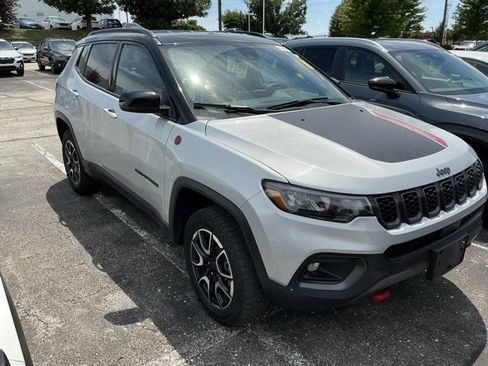 Used 2024 Jeep Compass Trailhawk AWD/4WD image 2
