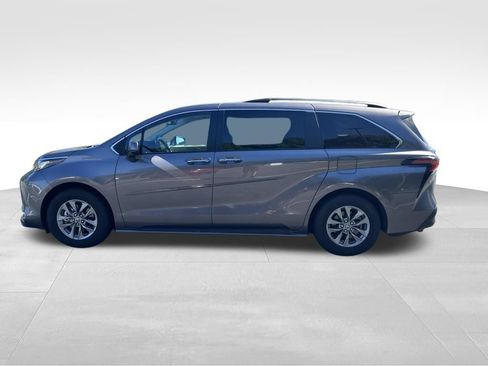 Certified 2022 Toyota Sienna XLE w/ XLE Plus Package FWD image 2