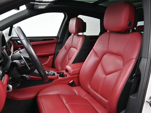 Certified 2024 Porsche Macan S AWD/4WD image 5