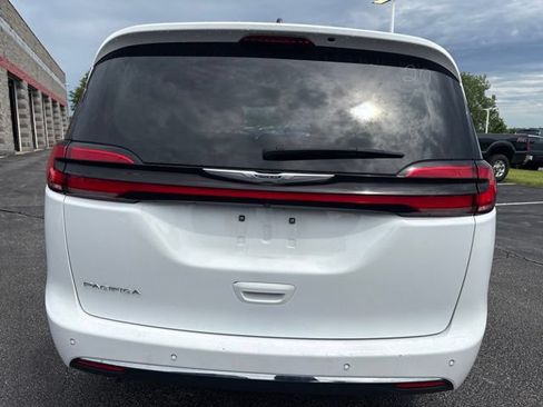 Used 2024 Chrysler Pacifica Touring-L FWD image 7
