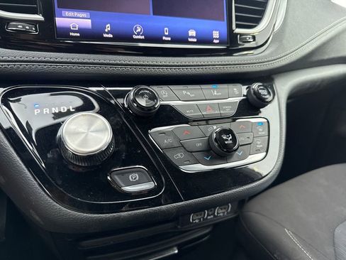 Used 2023 Chrysler Pacifica Touring FWD image 16