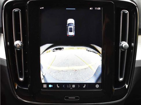 Used 2025 Volvo XC40 B5 Core image 19