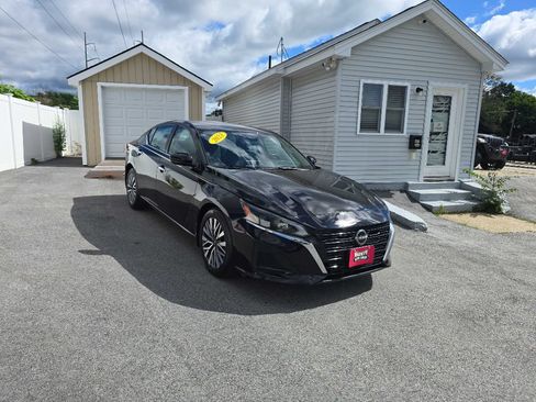 Used 2023 Nissan Altima 2.5 SV FWD image 2