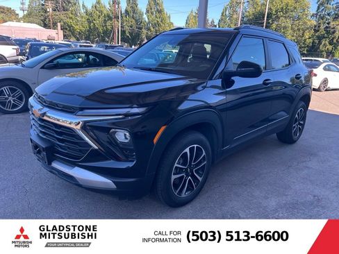 Used 2025 Chevrolet TrailBlazer LT AWD/4WD image 2