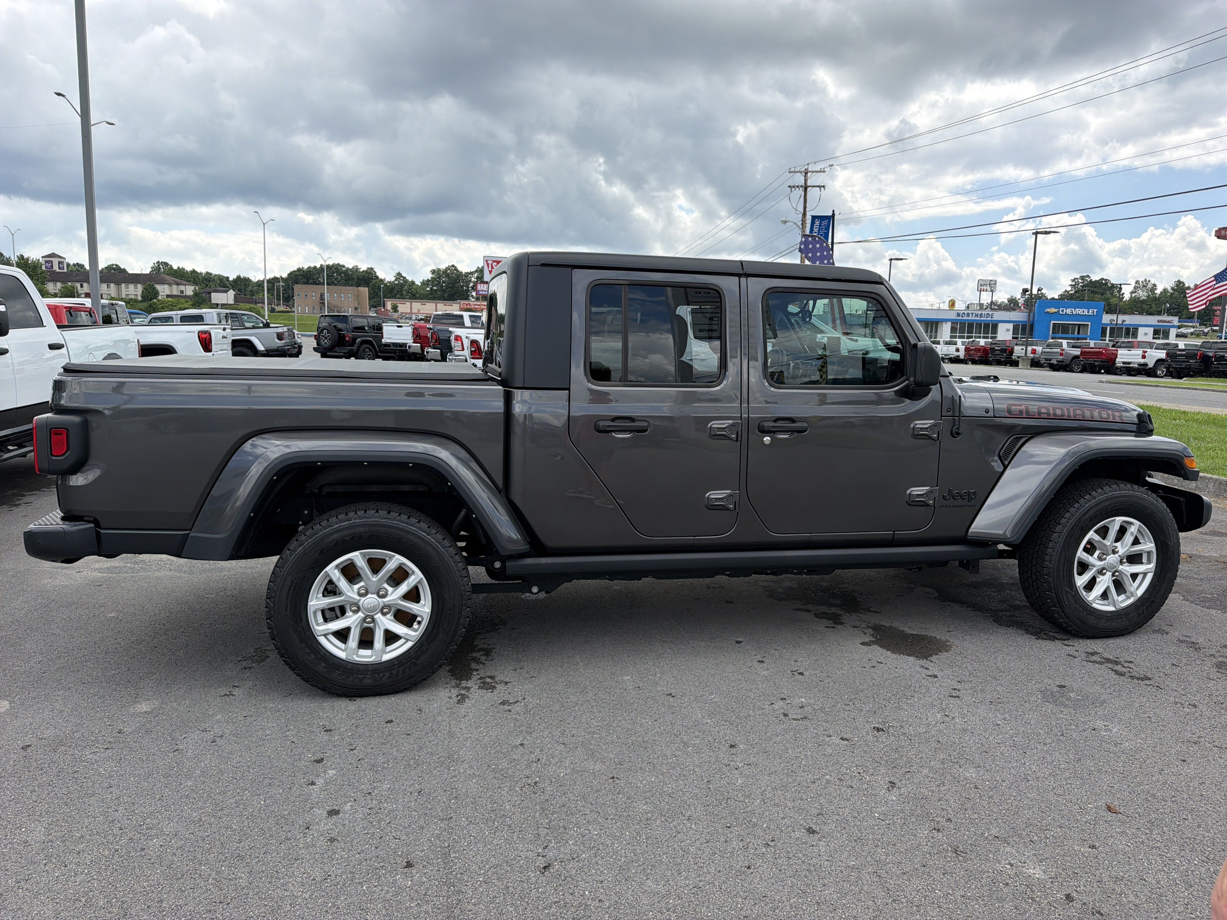 Used 2023 Jeep Gladiator Sport AWD/4WD image 5