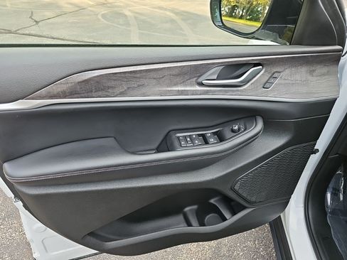Used 2023 Jeep Grand Cherokee Limited AWD/4WD image 19