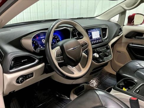 Used 2018 Chrysler Pacifica Limited FWD image 14