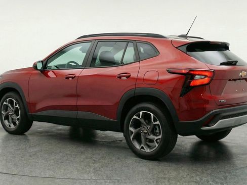 Used 2025 Chevrolet Trax LT w/ LT Convenience Package image 6