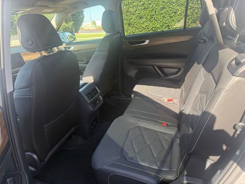 Used 2024 Volkswagen Atlas SE w/ Panoramic Sunroof Package FWD image 9