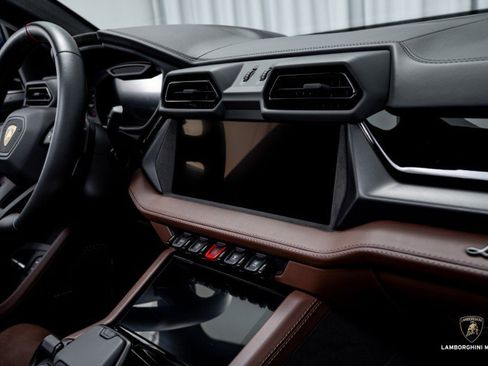 Used 2025 Lamborghini Urus SE image 39