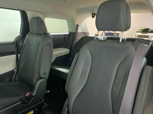 Used 2024 Kia Carnival LX image 33