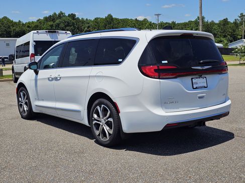 New 2026 Chrysler Pacifica Pinnacle w/ Trailer Tow Group AWD/4WD image 13